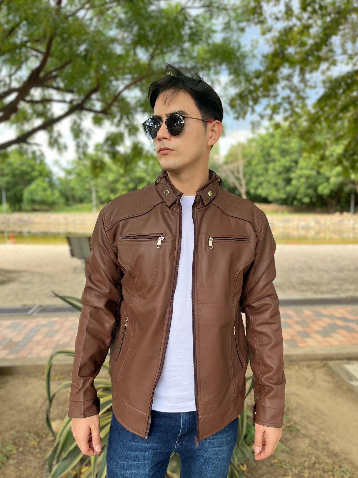 CHAQUETA CABALLERO CUERINA CON CUELLO DE DOBLE BROCHE-VENA BROCHE