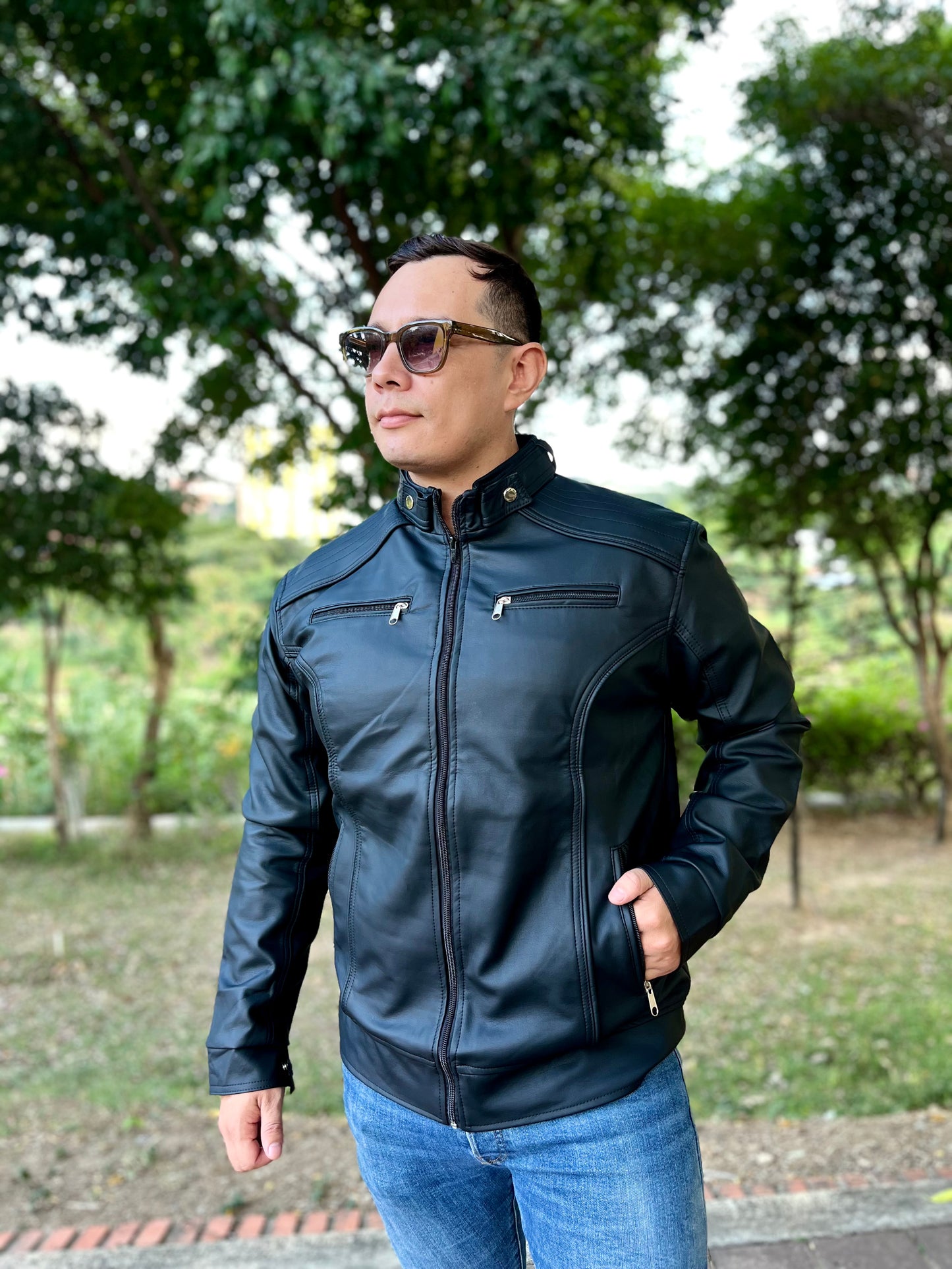 CHAQUETA CABALLERO CUERINA CON CUELLO DE DOBLE BROCHE-VENA BROCHE