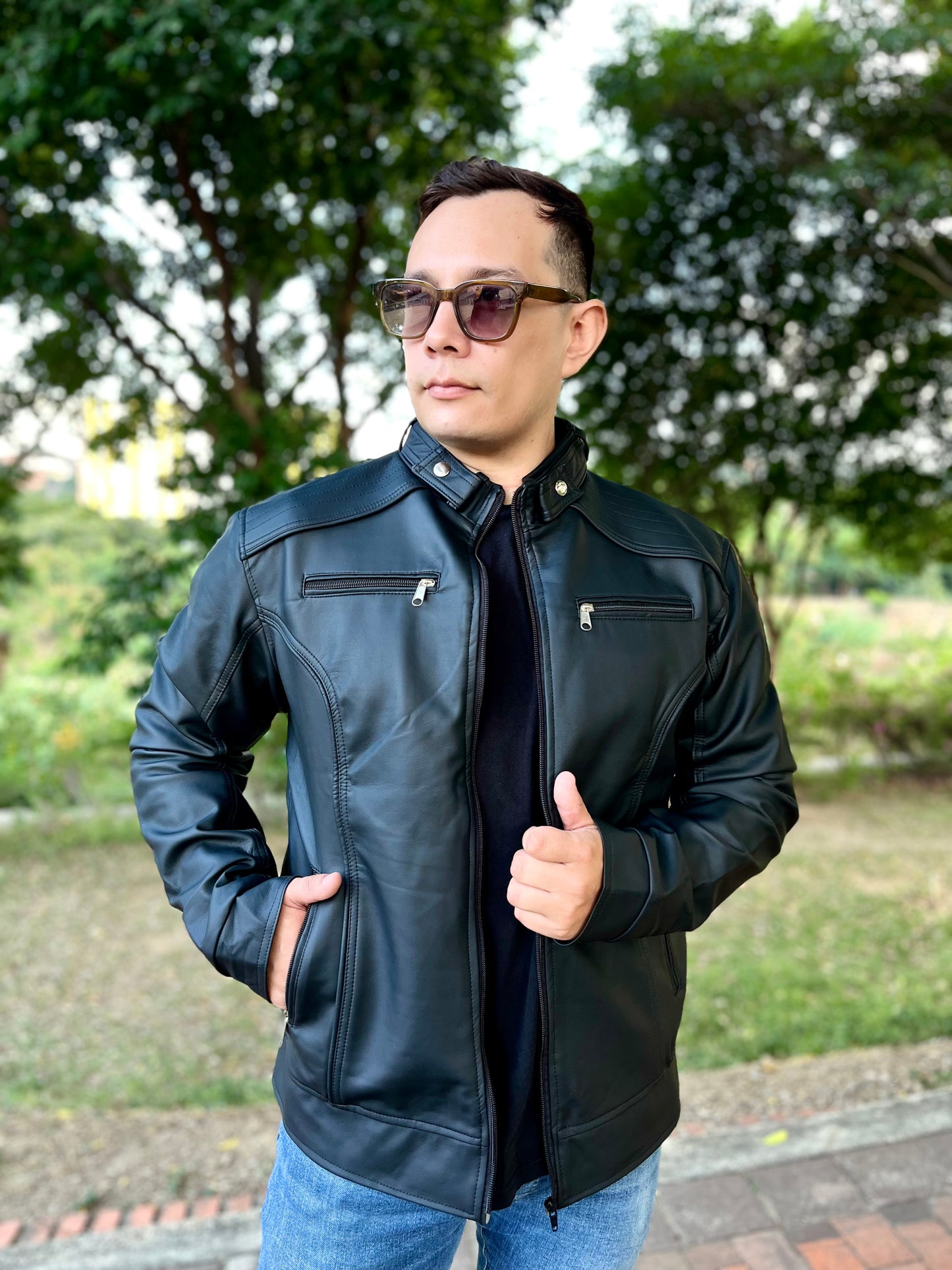 CHAQUETA CABALLERO CUERINA CON CUELLO DE DOBLE BROCHE-VENA BROCHE