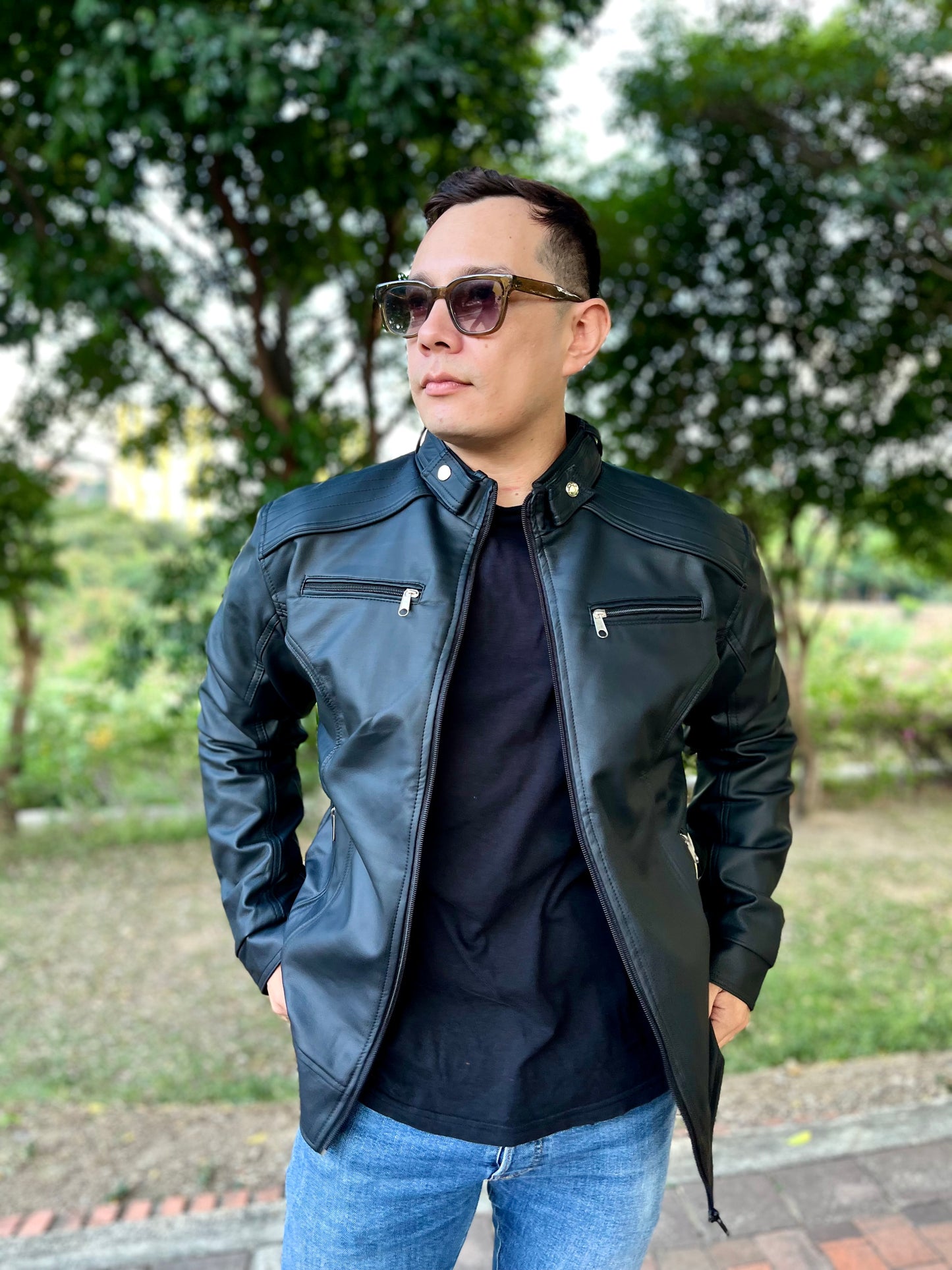 CHAQUETA CABALLERO CUERINA CON CUELLO DE DOBLE BROCHE-VENA BROCHE