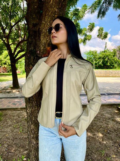 CHAQUETA CUERINA DAMA CORTA TIPO BIKER CON PLIEGUES-SARAH MSF